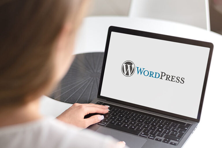 Hosting Wordpress. Ragazza guarda schermo pc con wordpress