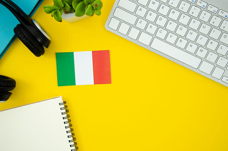 Miglior Hosting Italiano - Bandiera italia su sfondo giallo con tastiera e block notes